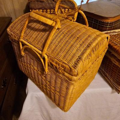4 Picnic Baskets  (L-JS)