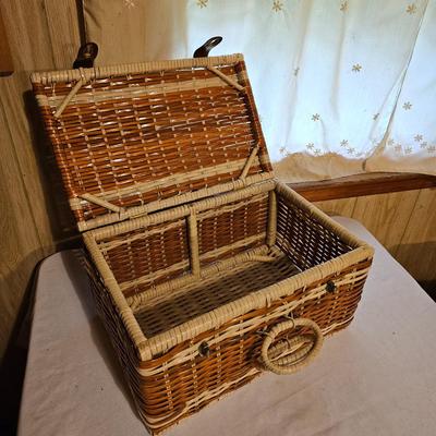4 Picnic Baskets  (L-JS)