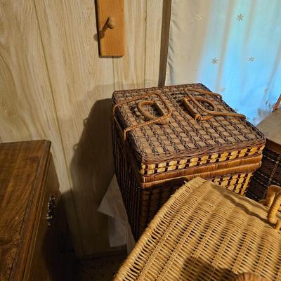 4 Picnic Baskets  (L-JS)