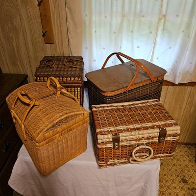 4 Picnic Baskets  (L-JS)