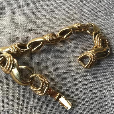 Vintage Signed Trifari Gold Tone Bracelet