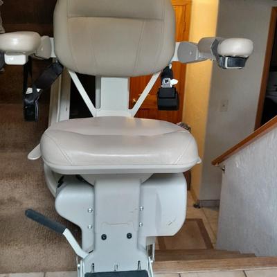 Bruno Independent Living Aids, INC. mechanical Elite Curve stair lift chair with 2 remote controls in WONDERFUL working condition