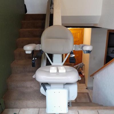 Bruno Independent Living Aids, INC. mechanical Elite Curve stair lift chair with 2 remote controls in WONDERFUL working condition
