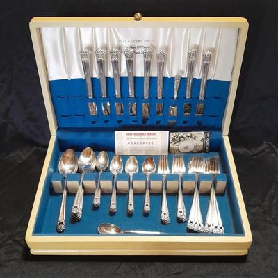 Beautiful Boxed 1847 Rogers Bros. Eternally Yours Flatware set for 8 >> 52 pieces. silverware