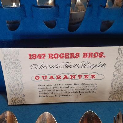 Beautiful Boxed 1847 Rogers Bros. Eternally Yours Flatware set for 8 >> 52 pieces. silverware