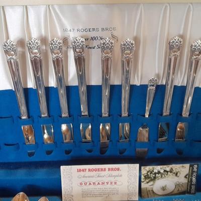 Beautiful Boxed 1847 Rogers Bros. Eternally Yours Flatware set for 8 >> 52 pieces. silverware