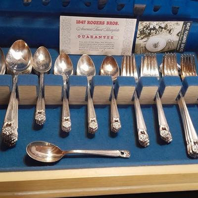 Beautiful Boxed 1847 Rogers Bros. Eternally Yours Flatware set for 8 >> 52 pieces. silverware