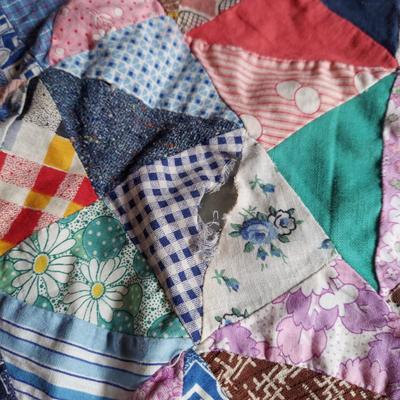 Vintage Quilt Tops & Quilt Stand (OB4-BBL)