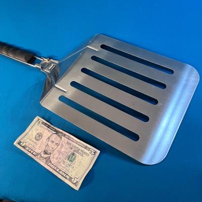GIGANTIC FOLDING GRILLING SPATULA TURN 4 BURGERS AT ONCE!