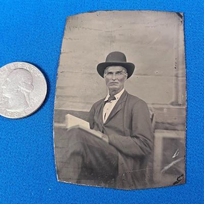 SMALL TIN TYPE PHOTO OF GENTLEMAN READING