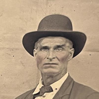 SMALL TIN TYPE PHOTO OF GENTLEMAN READING