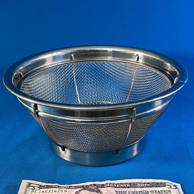 PAMPERED CHEF GOOD QUALITY STANDING STRAINER