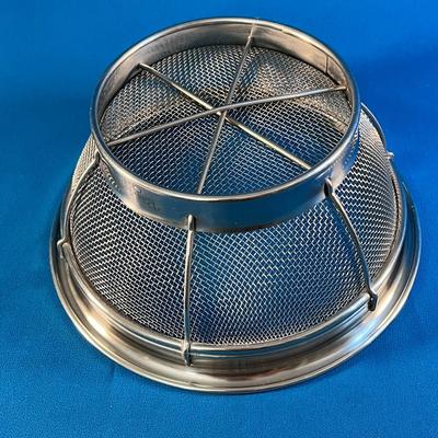 PAMPERED CHEF GOOD QUALITY STANDING STRAINER