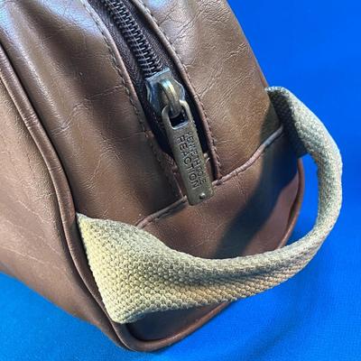 KENNETH COLE REACTION LEATHER TOILETRIES TRAVEL BAG