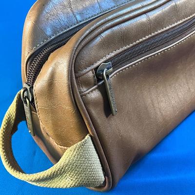 KENNETH COLE REACTION LEATHER TOILETRIES TRAVEL BAG