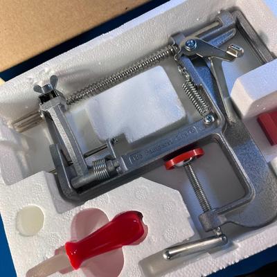 PAMPERED CHEF APPLE PEELER/CORER/SLICER TOOL 