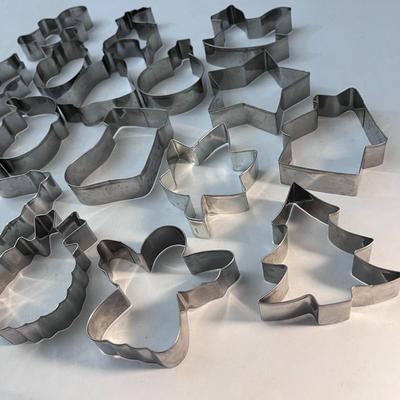 SET OF METAL CHRISTMAS COOKIE CUTTERS 19 DIFFERENT SHAPES