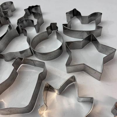 SET OF METAL CHRISTMAS COOKIE CUTTERS 19 DIFFERENT SHAPES