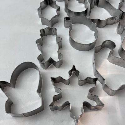 SET OF METAL CHRISTMAS COOKIE CUTTERS 19 DIFFERENT SHAPES