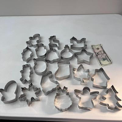 SET OF METAL CHRISTMAS COOKIE CUTTERS 19 DIFFERENT SHAPES