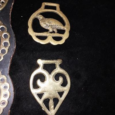VINTAGE ENGLISH HORSE BRASS MEDALLIONS W/LEATHER HARNESS