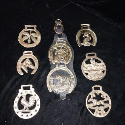 VINTAGE ENGLISH HORSE BRASS MEDALLIONS W/LEATHER STRAP