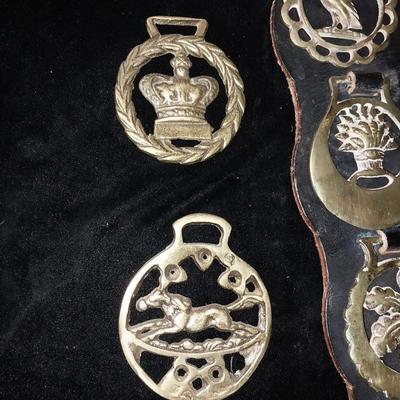VINTAGE ENGLISH HORSE BRASS MEDALLIONS W/LEATHER STRAP