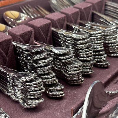 Oneida Stainless Silverware Set with Maken's Tarnish Proof Silverware Chest