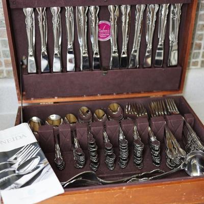 Oneida Stainless Silverware Set with Maken's Tarnish Proof Silverware Chest