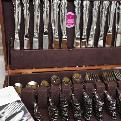 Oneida Stainless Silverware Set with Maken's Tarnish Proof Silverware Chest