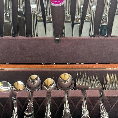 Oneida Stainless Silverware Set with Maken's Tarnish Proof Silverware Chest