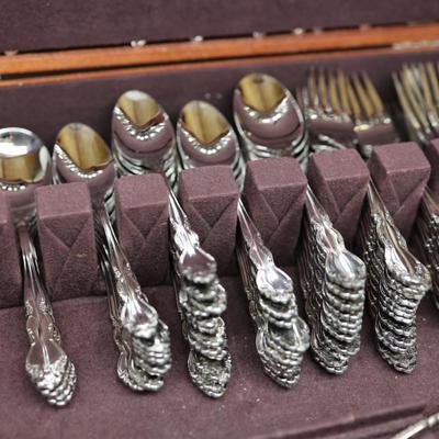 Oneida Stainless Silverware Set with Maken's Tarnish Proof Silverware Chest