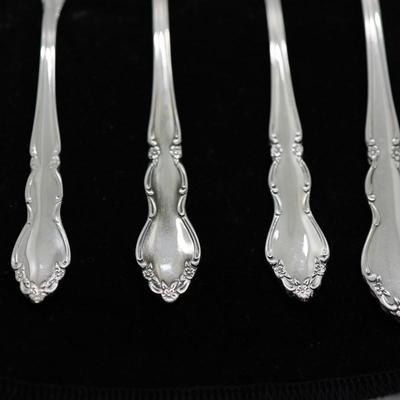 Oneida Stainless Silverware Set with Maken's Tarnish Proof Silverware Chest
