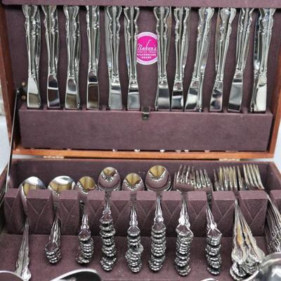 Oneida Stainless Silverware Set with Maken's Tarnish Proof Silverware Chest