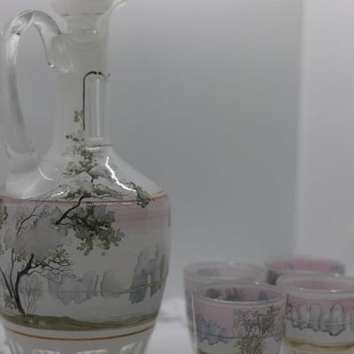 Beautiful Decanter with Four (4) Shot Glasses