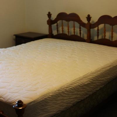 Beautiful Early American Style Cherry Queen Bed Frame W/ Mattress