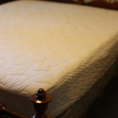 Beautiful Early American Style Cherry Queen Bed Frame W/ Mattress