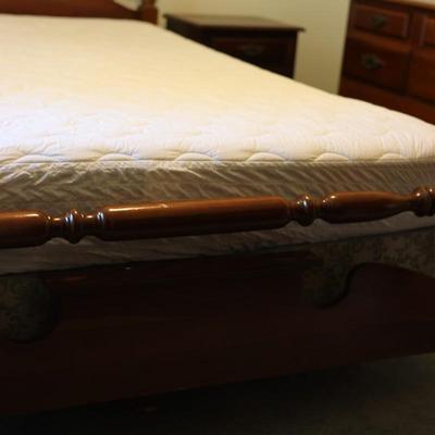Beautiful Early American Style Cherry Queen Bed Frame W/ Mattress