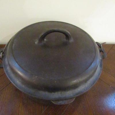 Vintage, Wagner Ware Cast Iron Covered Dutch Oven with Wire Handle- Approx 10 1/4 Inch