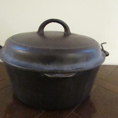 Vintage, Wagner Ware Cast Iron Covered Dutch Oven with Wire Handle- Approx 10 1/4 Inch