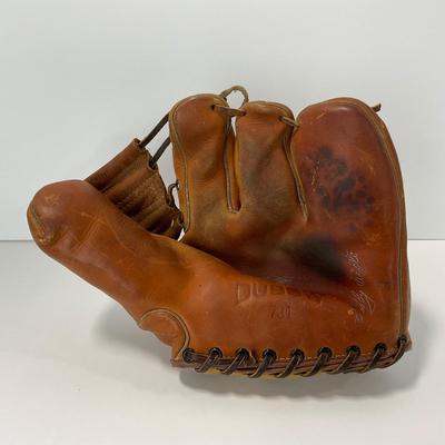 -58- SPORTS | 1920â€™s Three Fingered Baseball Glove