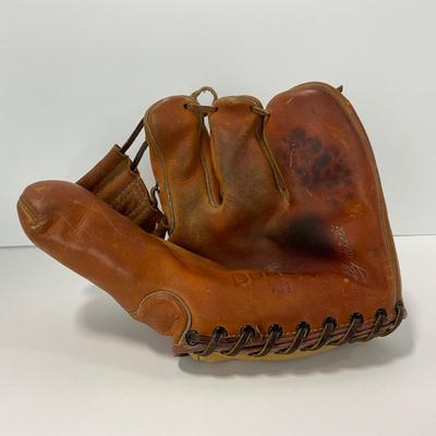 -58- SPORTS | 1920â€™s Three Fingered Baseball Glove