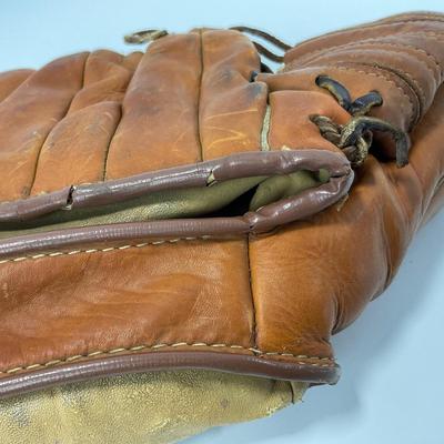 -58- SPORTS | 1920â€™s Three Fingered Baseball Glove