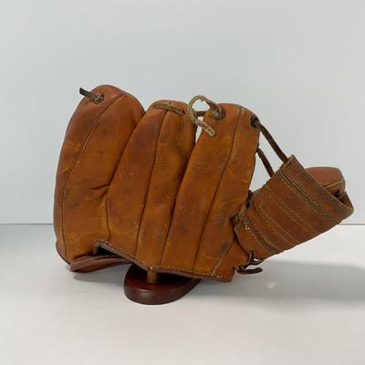 -58- SPORTS | 1920â€™s Three Fingered Baseball Glove