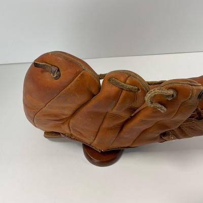 -58- SPORTS | 1920â€™s Three Fingered Baseball Glove