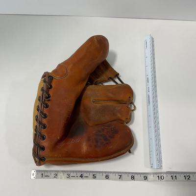 -58- SPORTS | 1920â€™s Three Fingered Baseball Glove