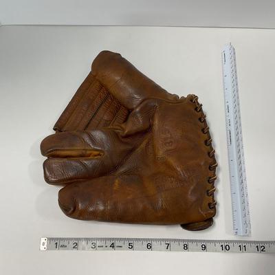 -59- SPORTS | 1950â€™s Sibby Sisti Dubow Baseball Glove