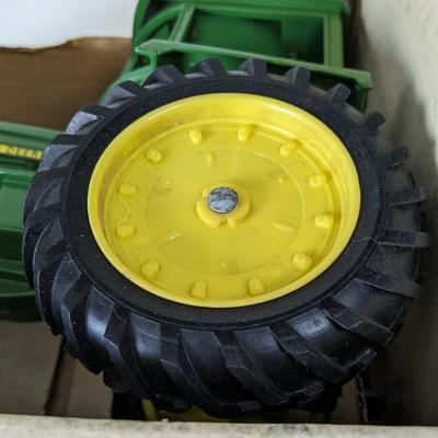 Ertl Blueprint Replica Corn Planter and Generation II Tractor In Box