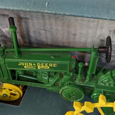 Ertl Collectors Edition John Deere Model B and Model G Tractors