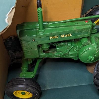 Ertl Collectors Edition John Deere Model B and Model G Tractors